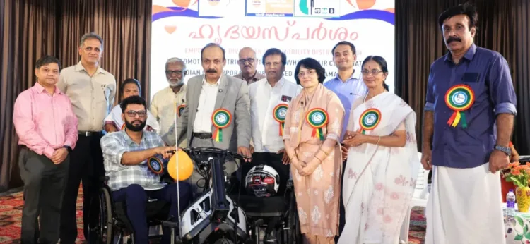 ജസ്റ്റീസ് എൻ.നഗരേഷ് ഇലക്ട്രിക് സ്കൂട്ടർ -കം-വീൽചെയർ വീതരണം ബോസ് ജോർജ്ജ് ന് നല്കി ഉദ്ഘാടനം ചെയ്യുന്നു. തൃപ്പൂണിത്തുറ മുൻസിപ്പൽ ചെയർപേഴ്സൺ അഡ്വ. പി.എൽ.ബാബു, ഇൻഡ്യൻ ഓയിൽ കോർപ്പറേഷൻ സിനീയർ ജനറൽ മാനേജർ ശ്രീമതി .ഗീതിക വർമ്മ, മുൻസിപ്പൽ ഡെപ്യൂട്ടി ചെയർപേഴ്സൺ ശ്രീമതി. രാധിക വർമ്മ,ആർ.പ്രസാദ്,സക്ഷമ സംസ്ഥാന സെക്രട്ടറി ഓ.ആർ.ഹരിദാസ്, നിയോമോഷൻ കമ്പിനി മാനേജർ സിദ്ധാർത്ഥ് ഭാഗ, അഡ്വ. കെ.സി.മുരളീധരൻ എന്നിവർ സമീപം