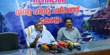 വിഎച്ച്പി അന്താരാഷ്ട്ര ഓര്‍ഗനൈസിങ് സെക്രട്ടറി മിലിന്ദ് പരാണ്ഡെ കലൂര്‍ പാവക്കുളത്തെ സംസ്ഥാന കാര്യാലയത്തില്‍ നടന്ന വാര്‍ത്താ സമ്മേളനത്തില്‍ സംസാരിക്കുന്നു, സംസ്ഥാന ജനറല്‍ സെക്രട്ടറി അഡ്വ. അനില്‍ വിളയില്‍ സമീപം.