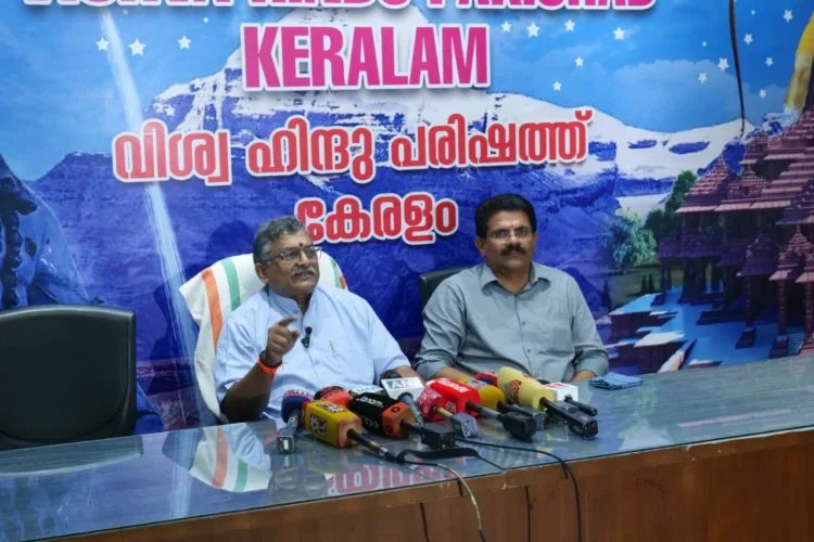 വിഎച്ച്പി അന്താരാഷ്ട്ര ഓര്‍ഗനൈസിങ് സെക്രട്ടറി മിലിന്ദ് പരാണ്ഡെ കലൂര്‍ പാവക്കുളത്തെ സംസ്ഥാന കാര്യാലയത്തില്‍ നടന്ന വാര്‍ത്താ സമ്മേളനത്തില്‍ സംസാരിക്കുന്നു, സംസ്ഥാന ജനറല്‍ സെക്രട്ടറി അഡ്വ. അനില്‍ വിളയില്‍ സമീപം.