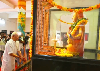 കാലടി ശ്രീശങ്കരാചാര്യ സംസ്‌കൃത സര്‍വകലാശാലയിലെ ശ്രീശങ്കരജയന്തി ആഘോഷം ഉദ്ഘാടനം ചെയ്യാനെത്തിയ ഗവര്‍ണര്‍ രാജേന്ദ്ര വിശ്വനാഥ് ആര്‍ലേക്കര്‍ ശ്രീശങ്കരാചാര്യ പ്രതിമയില്‍ പുഷ്പാര്‍ച്ചന നടത്തുന്നു.