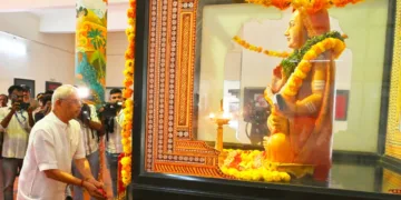 കാലടി ശ്രീശങ്കരാചാര്യ സംസ്‌കൃത സര്‍വകലാശാലയിലെ ശ്രീശങ്കരജയന്തി ആഘോഷം ഉദ്ഘാടനം ചെയ്യാനെത്തിയ ഗവര്‍ണര്‍ രാജേന്ദ്ര വിശ്വനാഥ് ആര്‍ലേക്കര്‍ ശ്രീശങ്കരാചാര്യ പ്രതിമയില്‍ പുഷ്പാര്‍ച്ചന നടത്തുന്നു.