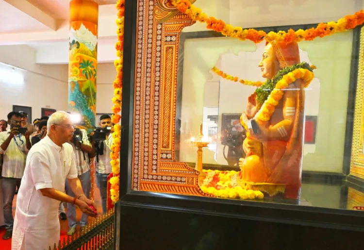 കാലടി ശ്രീശങ്കരാചാര്യ സംസ്‌കൃത സര്‍വകലാശാലയിലെ ശ്രീശങ്കരജയന്തി ആഘോഷം ഉദ്ഘാടനം ചെയ്യാനെത്തിയ ഗവര്‍ണര്‍ രാജേന്ദ്ര വിശ്വനാഥ് ആര്‍ലേക്കര്‍ ശ്രീശങ്കരാചാര്യ പ്രതിമയില്‍ പുഷ്പാര്‍ച്ചന നടത്തുന്നു.