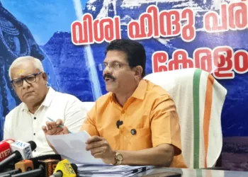 എറണാകുളത്തെ വിഎച്ച്പി ആസ്ഥാനത്ത് സംസ്ഥാന ജനറല്‍ സെക്രട്ടറി അഡ്വ. അനില്‍ വിളയില്‍ നടത്തിയ വാര്‍ത്താസമ്മേളനം. സംസ്ഥാന ട്രഷറര്‍ വി. ശ്രീകുമാര്‍ സമീപം.