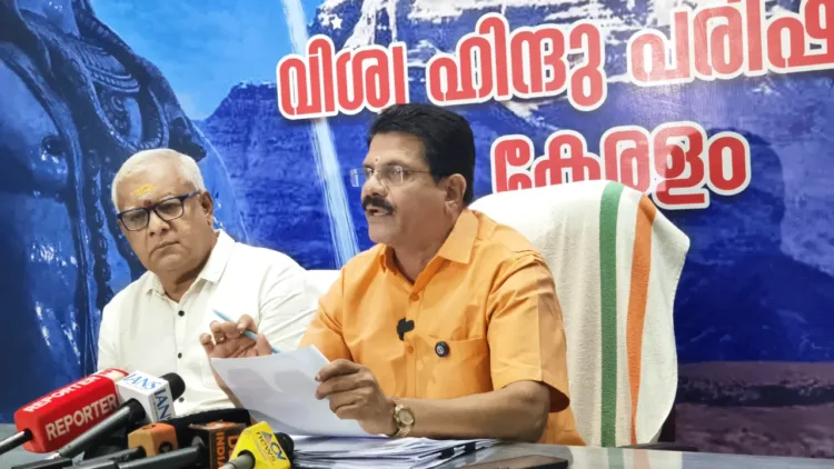 എറണാകുളത്തെ വിഎച്ച്പി ആസ്ഥാനത്ത് സംസ്ഥാന ജനറല് സെക്രട്ടറി അഡ്വ. അനില് വിളയില് നടത്തിയ വാര്ത്താസമ്മേളനം. സംസ്ഥാന ട്രഷറര് വി. ശ്രീകുമാര് സമീപം.
