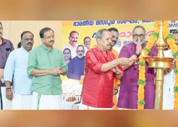 ബിഎംഎസിന്റെ ആഭിമുഖ്യത്തിൽ തിരുവനന്തപുരം അയ്യൻകാൡ ഹാളിൽ നടന്ന വന്ദേമാതരം ദേശീയ ജാഗ്രതാസദസും ജനനായകർക്കുള്ള സ്വീകരണവും ബിഎംഎസ് മുൻ ദേശീയ അധ്യക്ഷൻ അഡ്വ. സി.കെ. സജിനാരായണൻ ഉദ്ഘാടനം ചെയ്യുന്നു. സി. ബാലചന്ദ്രൻ, സി.ജി. ഗോപകുമാർ, ബി.ബി. ഗോപകുമാർ എംഎൽഎ, വി. മുരളീധരൻ എംഎൽഎ, രാജീവ് ചന്ദ്രശേഖർ എംഎൽഎ, ശിവജി സുദർശൻ, മേയർ വി.വി. രാജേഷ്, എൻ.പി. രാജീവൻ, ഡെ. മേയർ ആശാനാഥ് സമീപം.
