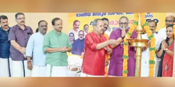 ബിഎംഎസിന്റെ ആഭിമുഖ്യത്തിൽ തിരുവനന്തപുരം അയ്യൻകാൡ ഹാളിൽ നടന്ന വന്ദേമാതരം ദേശീയ ജാഗ്രതാസദസും ജനനായകർക്കുള്ള സ്വീകരണവും ബിഎംഎസ് മുൻ ദേശീയ അധ്യക്ഷൻ അഡ്വ. സി.കെ. സജിനാരായണൻ ഉദ്ഘാടനം ചെയ്യുന്നു. സി. ബാലചന്ദ്രൻ, സി.ജി. ഗോപകുമാർ, ബി.ബി. ഗോപകുമാർ എംഎൽഎ, വി. മുരളീധരൻ എംഎൽഎ, രാജീവ് ചന്ദ്രശേഖർ എംഎൽഎ, ശിവജി സുദർശൻ, മേയർ വി.വി. രാജേഷ്, എൻ.പി. രാജീവൻ, ഡെ. മേയർ ആശാനാഥ് സമീപം.
