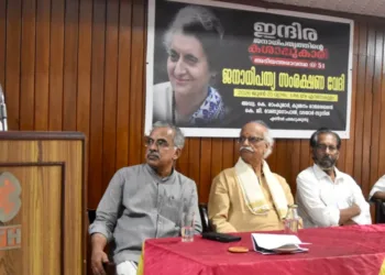ജനാധിപത്യ സംരക്ഷണ വേദി എറണാകുളം ബിടിഎച്ചില്‍ സംഘടിപ്പിച്ച അടിയന്ത രാവസ്ഥയുടെ 51-ാം വാര്‍ഷിക ആചരണ പരിപാടി അഡ്വ. കെ. രാംകുമാര്‍ ഉദ്ഘാടനം ചെയ്യുന്നു. ഇ.എന്‍. നന്ദകുമാര്‍, കെ.ജി. വേണുഗോപാല്‍, ടി. സതീശന്‍, കു മ്മനം രാജശേഖരന്‍, വടയാര്‍ സുനില്‍ സമീപം.