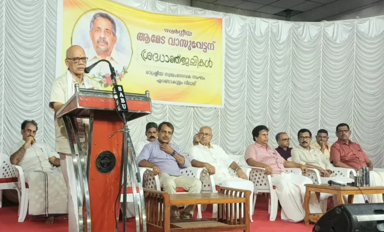 തൃപ്പൂണിത്തുറയില്‍ ലായം കൂത്തമ്പലത്തില്‍ ആര്‍എസ്എസ് എറണാകുളം മുന്‍ വിഭാഗ് സംഘചാലക് എം.എ. വാസുദേവന്‍ അനുസ്മരണം മുതിര്‍ന്ന പ്രചാരകന്‍ എസ്. സേതുമാധവന്‍ നിര്‍വഹിക്കുന്നു