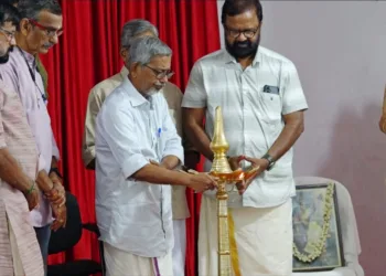 ആലുവ വൈഎംസിഎയില്‍ തപസ്യ സുവര്‍ണ ജൂബിലി സമാപനത്തോടനുബന്ധിച്ച് സംഘടിപ്പിച്ച അക്ഷരോത്സവം  ഭാരതീയ വിചാരകേന്ദ്രം ഡയറക്ടര്‍ ആര്‍. സഞ്ജയന്‍ ഉദ്ഘാടനം ചെയ്യുന്നു.