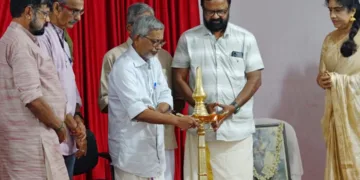 ആലുവ വൈഎംസിഎയില്‍ തപസ്യ സുവര്‍ണ ജൂബിലി സമാപനത്തോടനുബന്ധിച്ച് സംഘടിപ്പിച്ച അക്ഷരോത്സവം  ഭാരതീയ വിചാരകേന്ദ്രം ഡയറക്ടര്‍ ആര്‍. സഞ്ജയന്‍ ഉദ്ഘാടനം ചെയ്യുന്നു.