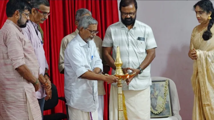 ആലുവ വൈഎംസിഎയില്‍ തപസ്യ സുവര്‍ണ ജൂബിലി സമാപനത്തോടനുബന്ധിച്ച് സംഘടിപ്പിച്ച അക്ഷരോത്സവം  ഭാരതീയ വിചാരകേന്ദ്രം ഡയറക്ടര്‍ ആര്‍. സഞ്ജയന്‍ ഉദ്ഘാടനം ചെയ്യുന്നു.