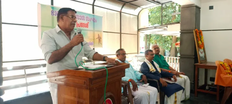 ആലുവ അദ്വൈതാശ്രമത്തിൽ നടന്ന ഭാരതീയ കിസാൻ സംഘ് സം സ്ഥാനനേതൃയോഗം ദേശീയ സമിതി അംഗം ഈ. നാരായണൻകുട്ടി ഉദ്ഘാടനം ചെയ്യുന്നു.