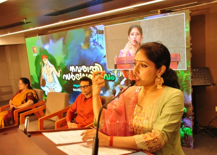 നവരാത്രി സര്‍ഗ്ഗോത്സവത്തിന്റെ നാലാംദിനം സര്‍ഗ്ഗസംവാദത്തില്‍ സിനിമാതാരം അഖില ശശിധരന്‍ സംസാരിക്കുന്നു