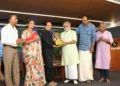 നവരാത്രി സര്ഗ്ഗപ്രതിഭാ പുരസ്കാരം ചലച്ചിത്ര സംവിധായകന് ജയരാജിന് കൈതപ്രം ദാമോദരന് നമ്പൂതിരി സമര്പ്പിക്കുന്നു. കെ. സുനീഷ്കുമാര്, വിധുബാല, ഡോ. ശ്രീശൈലം ഉണ്ണികൃഷ്ണന്, കേസരി മുഖ്യപത്രാധിപര് ഡോ. എന്.ആര്. മധു എന്നിവര് സമീപം.