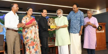 നവരാത്രി സര്‍ഗ്ഗപ്രതിഭാ പുരസ്‌കാരം ചലച്ചിത്ര സംവിധായകന്‍ ജയരാജിന് കൈതപ്രം ദാമോദരന്‍ നമ്പൂതിരി സമര്‍പ്പിക്കുന്നു. കെ. സുനീഷ്‌കുമാര്‍, വിധുബാല, ഡോ. ശ്രീശൈലം ഉണ്ണികൃഷ്ണന്‍, കേസരി മുഖ്യപത്രാധിപര്‍ ഡോ. എന്‍.ആര്‍. മധു എന്നിവര്‍ സമീപം.