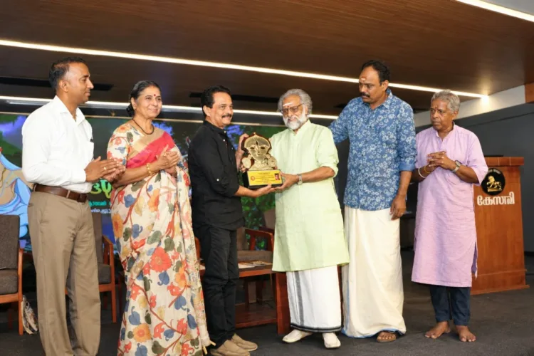 നവരാത്രി സര്ഗ്ഗപ്രതിഭാ പുരസ്കാരം ചലച്ചിത്ര സംവിധായകന് ജയരാജിന് കൈതപ്രം ദാമോദരന് നമ്പൂതിരി സമര്പ്പിക്കുന്നു. കെ. സുനീഷ്കുമാര്, വിധുബാല, ഡോ. ശ്രീശൈലം ഉണ്ണികൃഷ്ണന്, കേസരി മുഖ്യപത്രാധിപര് ഡോ. എന്.ആര്. മധു എന്നിവര് സമീപം.